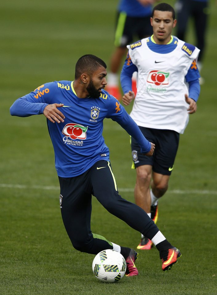 epa05432473 Olympic Brazil national soccer player Gabriel Barbosa 'Gabigol' (L) in action during a training session in Teresopolis, Brazil, 19 July 2016. The Olympic Football Tournament runs from 03-20 August 2016. EPA/Marcelo Sayao