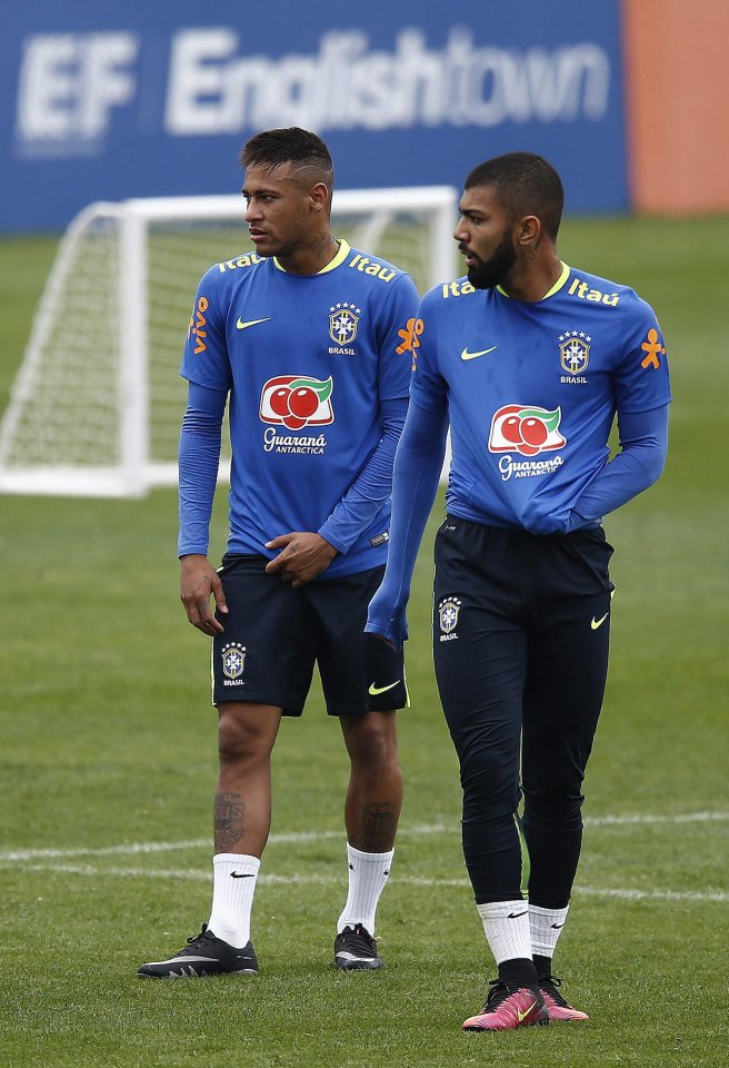 epa05433632 Olympic Brazil national soccer team¿s players Gabriel Barbosa 'Gabigol' (R) and Neymar (L) during a training session at Granja Comary in Teresopolis, Rio de Janeiro, Brazil, 20 July 2016, as preparation for the upcoming Rio 2016 Olympic Games . EPA/Marcelo Sayao