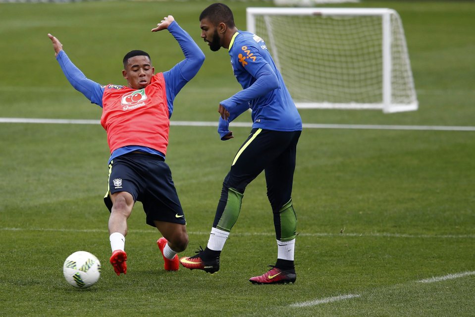 epa05433637 Olympic Brazil national soccer team¿s players Gabriel Jesus (L) and Gabriel Barbosa 'Gabigol' (R) during a training session at Granja Comary in Teresopolis, Rio de Janeiro, Brazil, 20 July 2016, as preparation for the upcoming Rio 2016 Olympic Games. EPA/Marcelo Sayao