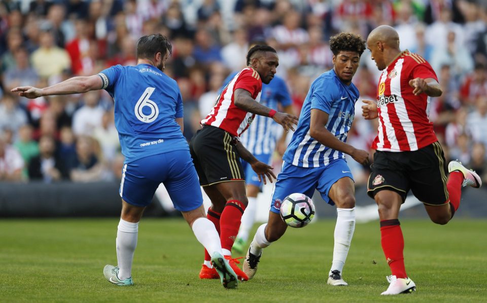 Defoe bustles through against Hartlepool on his way to an early double