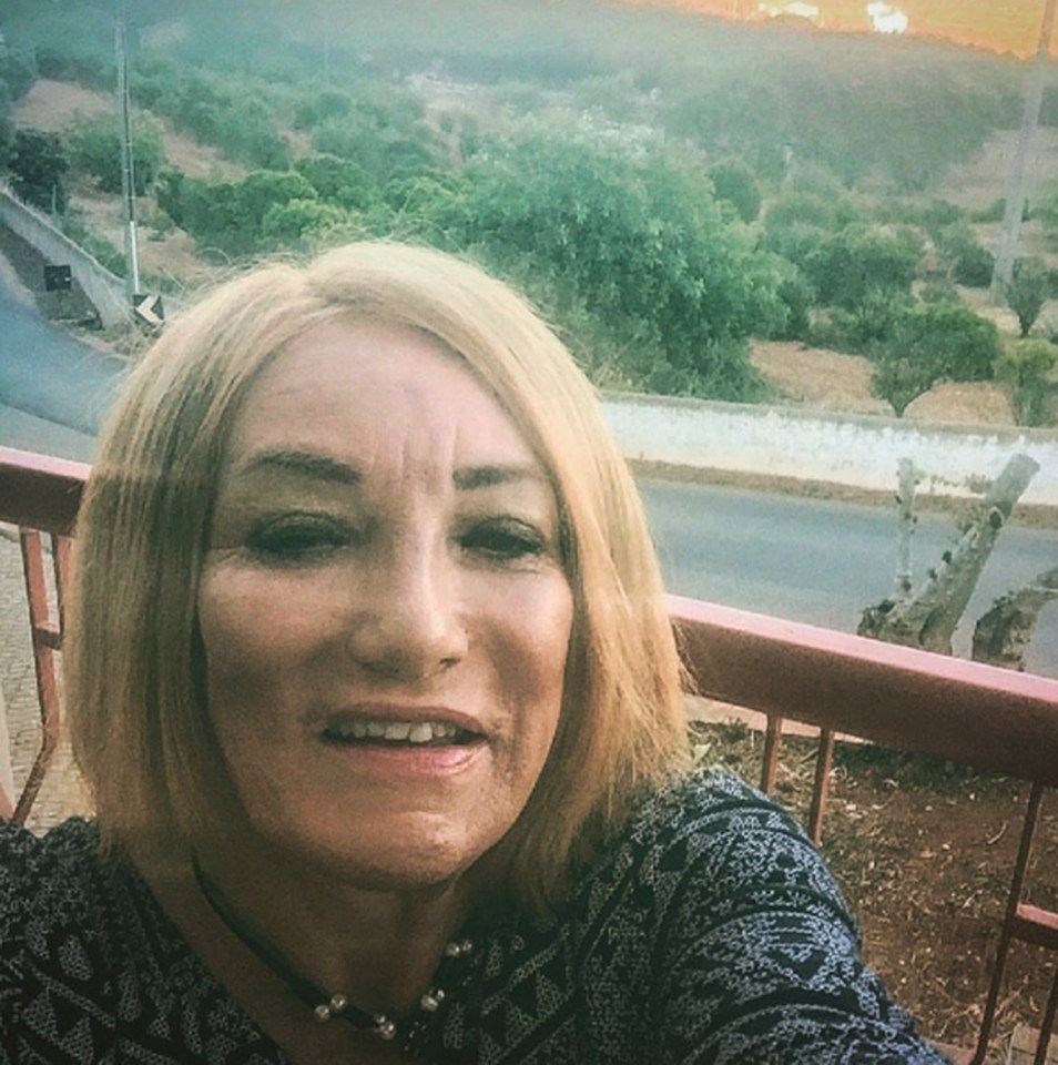 Kellie shares a smiley selfie while relaxing on her sunny break