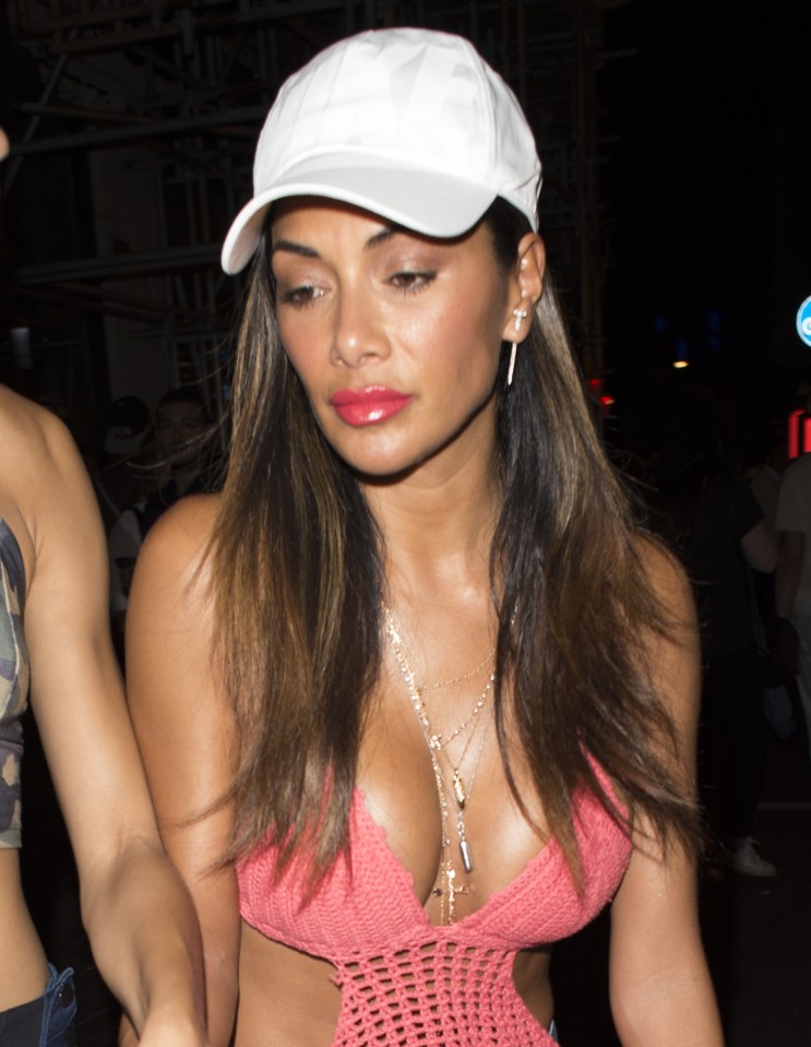  Nicole also flashed her cleavage in the low cut top