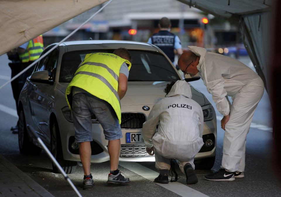  Hero's car ... BMW used to run over knife-wielding maniac