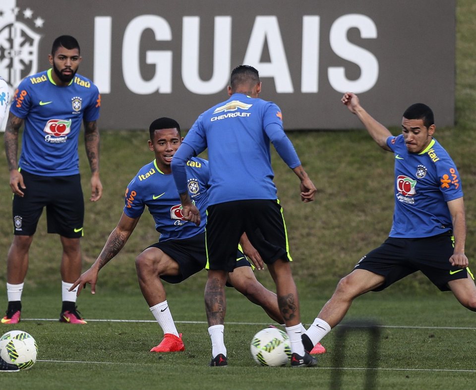 epa05440810 Players Gabriel "Gabigol" Barbosa (L), Gabriel Jesus (2-L), Neymar (2-R) and William (R) in action during a training session of the Brazilian Olympic soccer team, at the Granja Comary in Teresopolis, Brazil, 25 July 2016. Brazil will face South Africa in the opening game of the Men's Olympic soccer tournament on 04 August. EPA/Antonio Lacerda