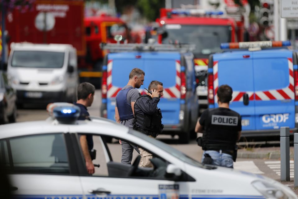 French police officers and firemen arriv