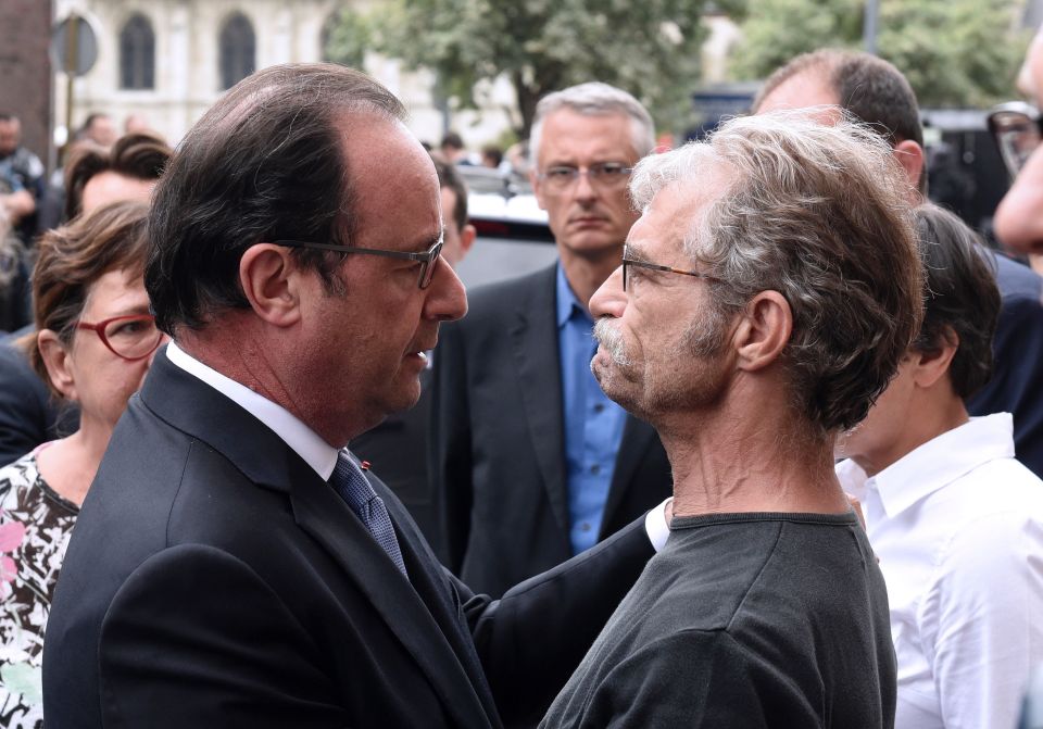 French President Francois Hollande (L) h