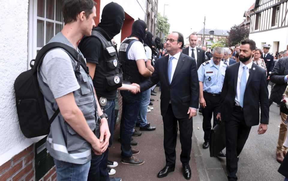 French President Francois Hollande (R) s