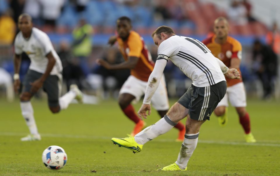 Wayne Rooney tucks home the third goal for United in their 5-2 win over Galatasaray 