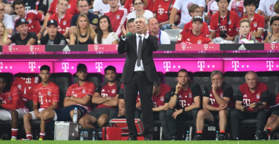 epa05511362 Head coch Carlo Ancelotti of Bayern Munich during the German Bundesliga season opener match Bayern Munich vs Werder Bremen in Munich, Germany, 26 August 2016. (EMBARGO CONDITIONS - ATTENTION - Due to the accreditation guidelines, the DFL only permits the publication and utilisation of up to 15 pictures per match on the internet and in online media during the match) EPA/PETER KNEFFEL