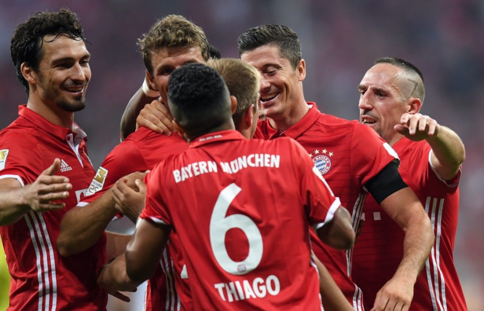 epa05511363 (L-R) Mats Hummels, Thomas Mueller, Thiago Alcantara, Philipp Lahm, Robert Lewandowski and Franck Ribery of Bayern Munich celebrate the 3-0 lead during the German Bundesliga season opener match Bayern Munich vs Werder Bremen in Munich, Germany, 26 August 2016. (EMBARGO CONDITIONS - ATTENTION - Due to the accreditation guidelines, the DFL only permits the publication and utilisation of up to 15 pictures per match on the internet and in online media during the match) EPA/SVEN HOPPE