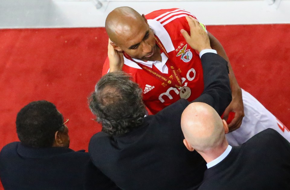  Luisao collects runners-up medal after Europa League final loss to Chelsea