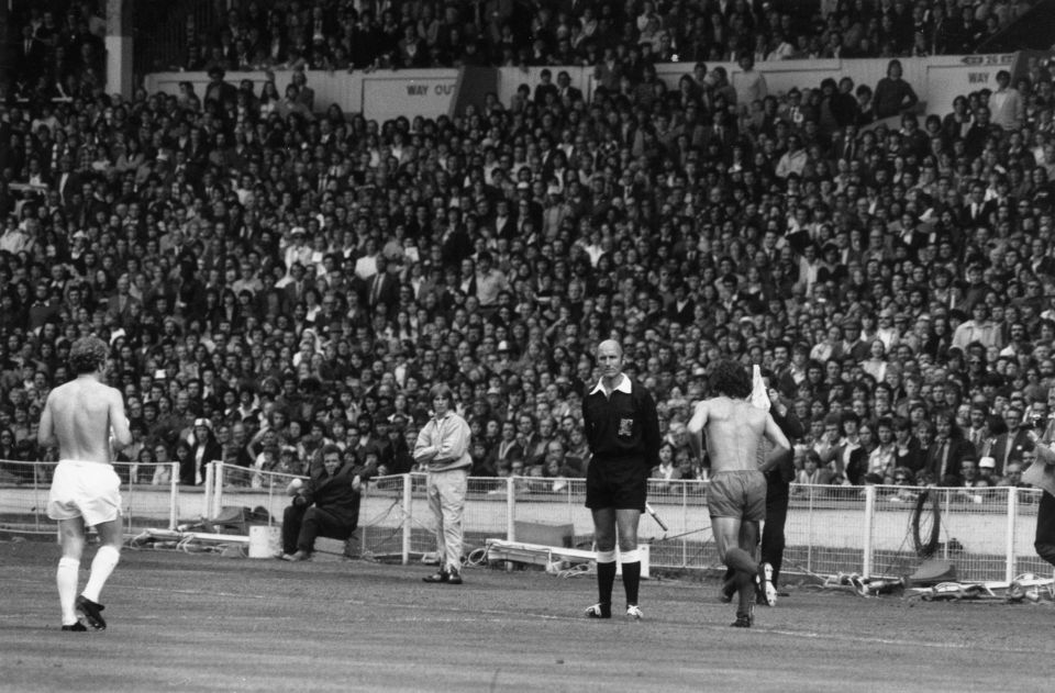 19th August 1974: Referee R Matthenson sends off Kevin Keegan from Liverpool FC (right) and Billy Bremner (1942 -1997) of Leeds United FC for trading punches during a testy Charity Shield match at Wembley Stadium. (Photo by Arthur Jones/Evening Standard/Getty Images)