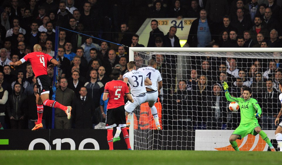  Luisao beats Hugo Lloris with a header during Benfica's 3-1 victory in 2014