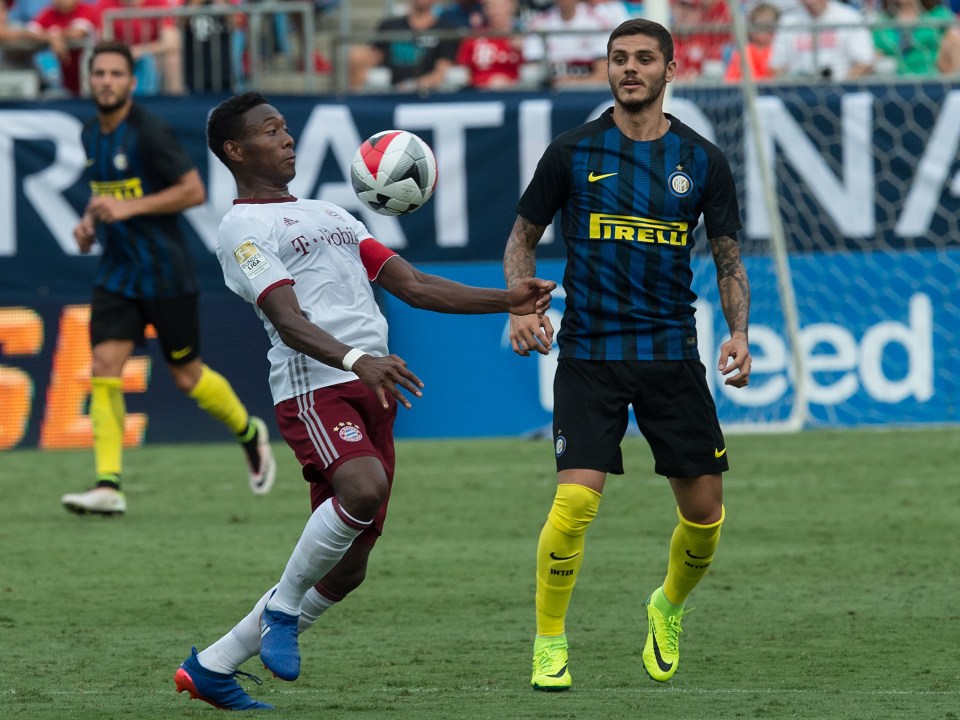 Bayern Munich's David Alaba (L) controls the bball in front of Inter Milan's Mauro Icardi during an International Champions Cup match in Chatrlotte, North Carolina, on July 30, 2016. / AFP / NICHOLAS KAMM (Photo credit should read NICHOLAS KAMM/AFP/Getty Images)