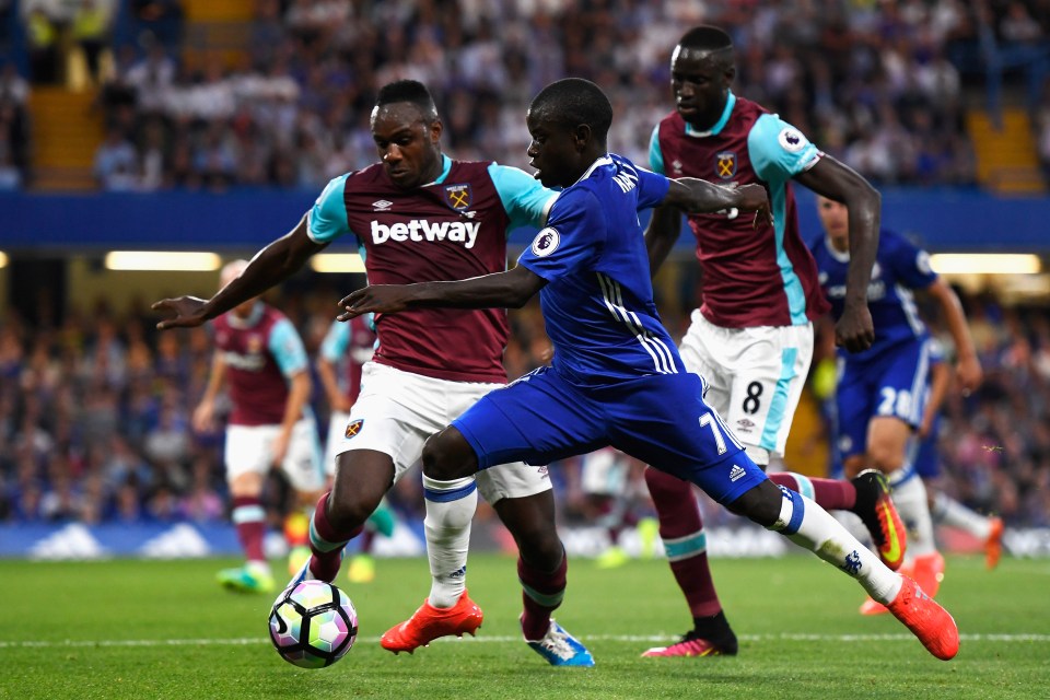 LONDON, ENGLAND - AUGUST 15: N'Golo Kante of Chelsea is closed down by Michail Antonio and Cheikhou Kouyate of West Ham United during the Premier League match between Chelsea and West Ham United at Stamford Bridge on August 15, 2016 in London, England. (Photo by Mike Hewitt/Getty Images)