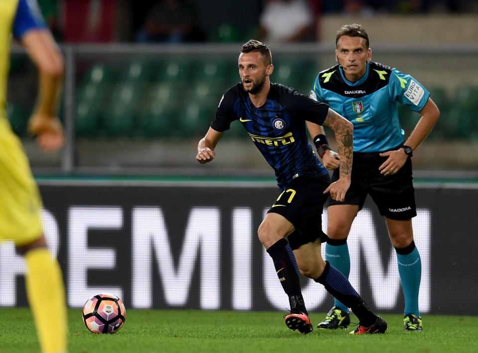 VERONA, ITALY - AUGUST 21: Marcelo Brozovic of FC Internazionale in action the Serie A match between AC ChievoVerona and FC Internazionale at Stadio Marcantonio Bentegodi on August 21, 2016 in Verona, Italy. (Photo by Claudio Villa - Inter/Inter via Getty Images)