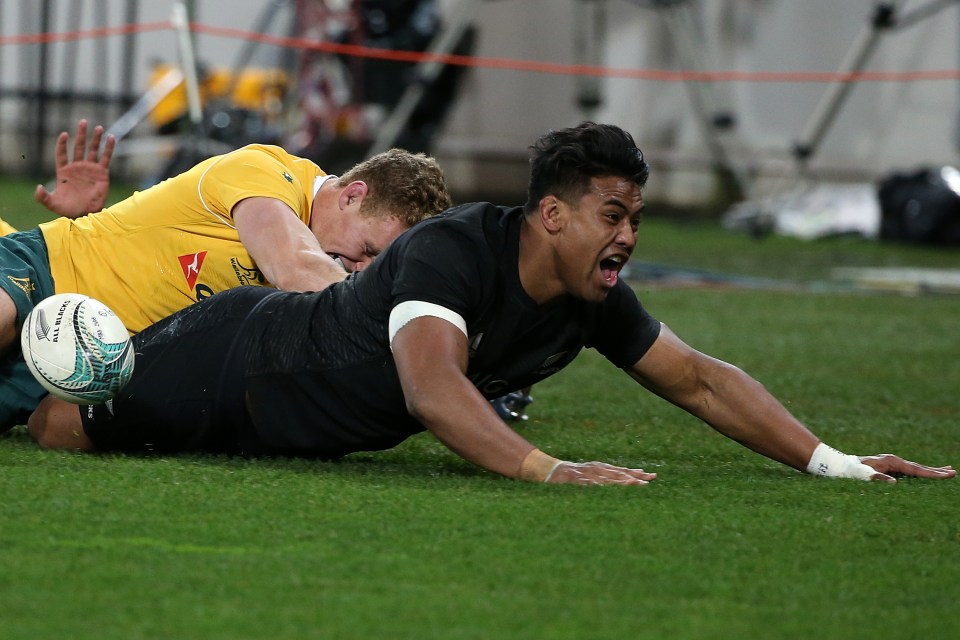 Julian Savea roars after celebrating his try