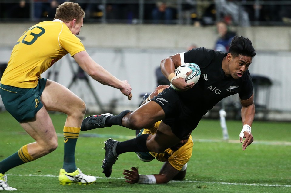 Julian Savea dives down for a try