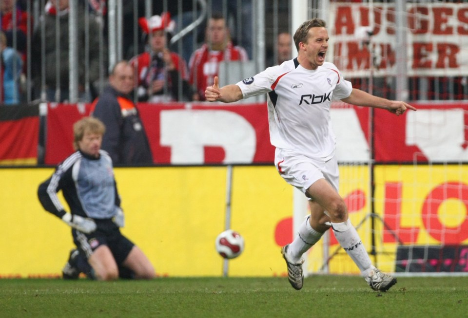  Kevin Davies scored past Oliver Kahn to earn Bolton a 2-2 draw in Bayern Munich