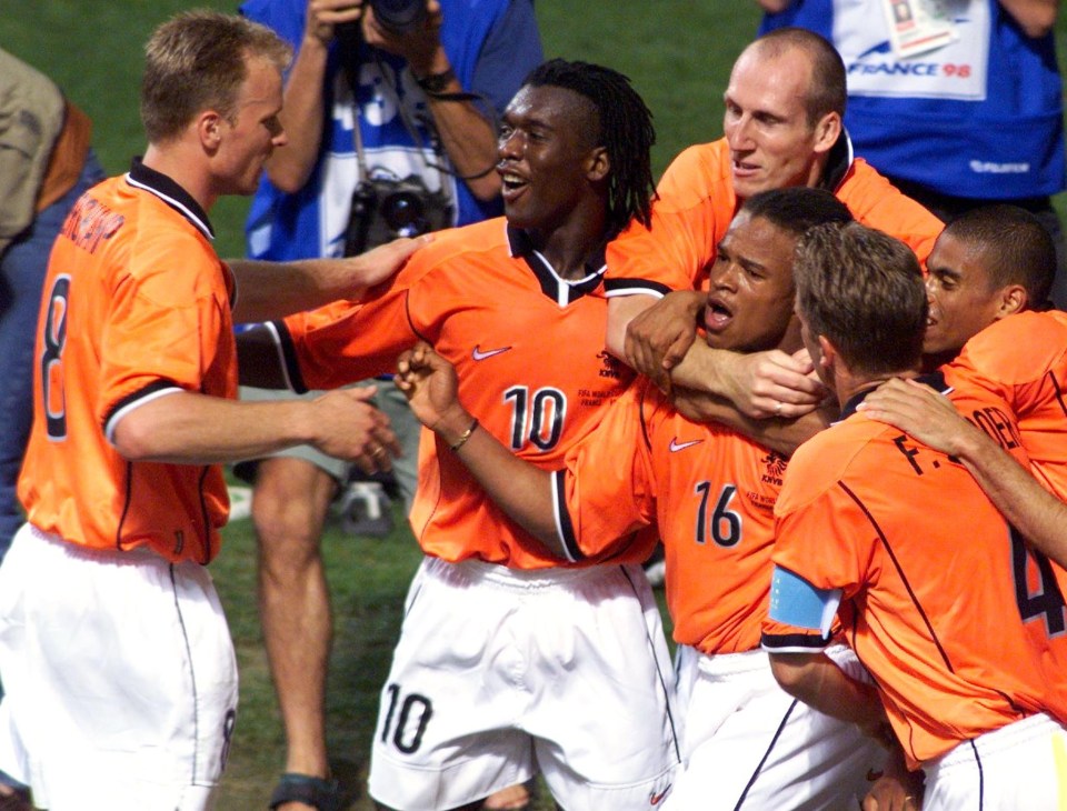 Stam and Dutch team-mate Clarence Seedorf No 10)