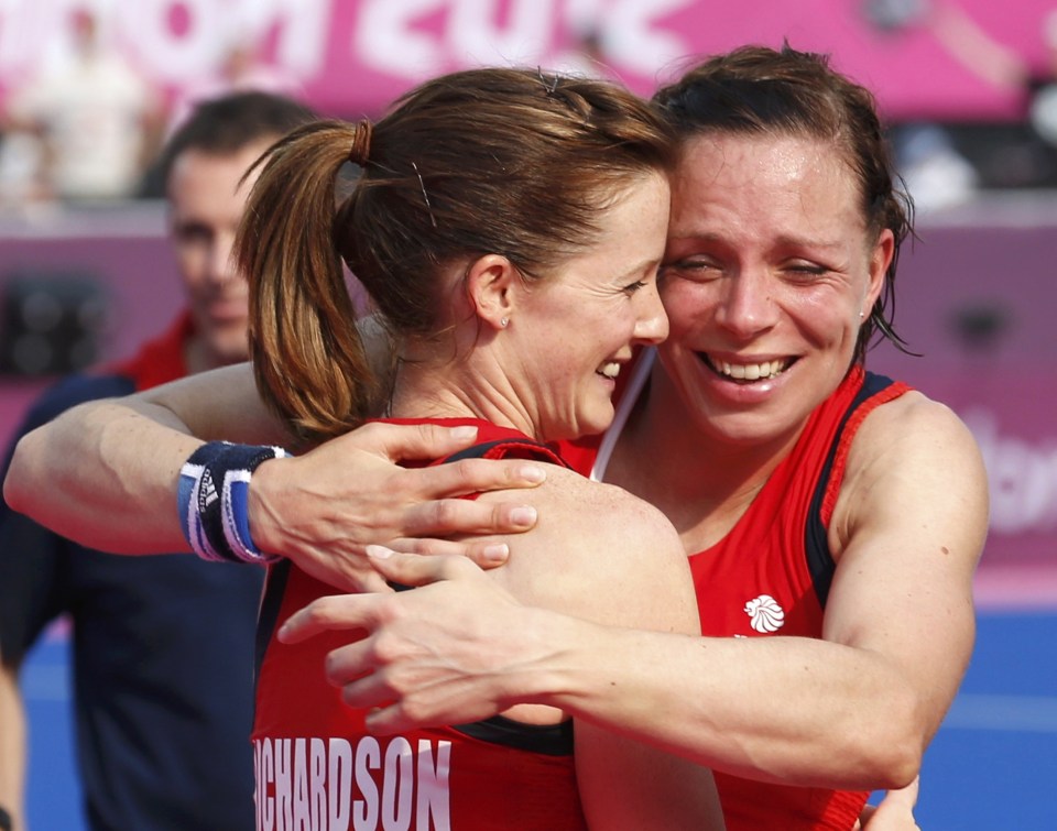 Great Britain's Helen Richardson (2nd L) and Kate Walsh celebrate winning against New Zealand at the women's bronze medal hockey match at the Riverbank Arena at the London 2012 Olympic Games August 10, 2012. REUTERS/Suzanne Plunkett (BRITAIN - Tags: SPORT OLYMPICS FIELD HOCKEY)