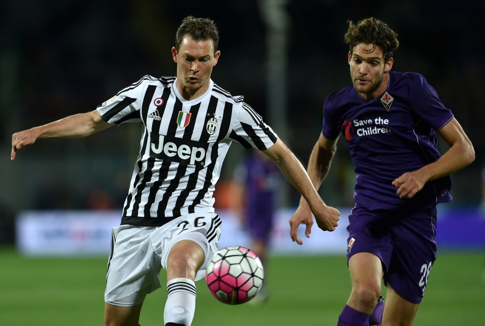 Juventus' Swiss defender Stephan Lichtsteiner (L) vies for the ball with Fiorentina's Spanish defender Marcos Alonso Mendoza during the Italian Serie A football match between Fiorentina and Juventus on April 24, 2016 at the Artemio Franchi stadium in Florence. / AFP / ALBERTO PIZZOLI (Photo credit should read ALBERTO PIZZOLI/AFP/Getty Images)