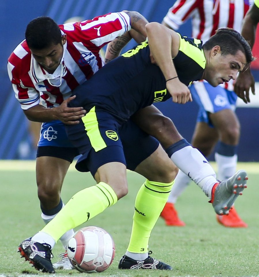  Xhaka fights for possession against Chivas Guadalajara