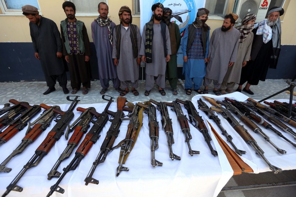  A group of 16 former Taliban militants laid down their arms in Herat and joined the peace process as part of an amnesty launched by the former President Hamid Karzai and backed by the US