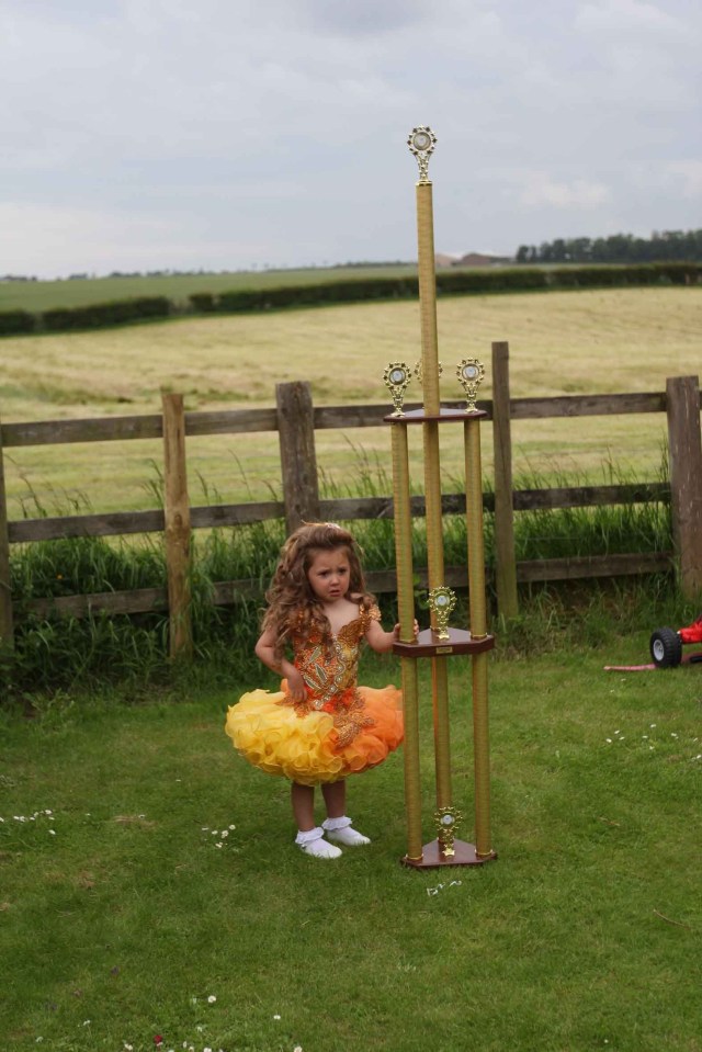  Bella with her seven foot trophy