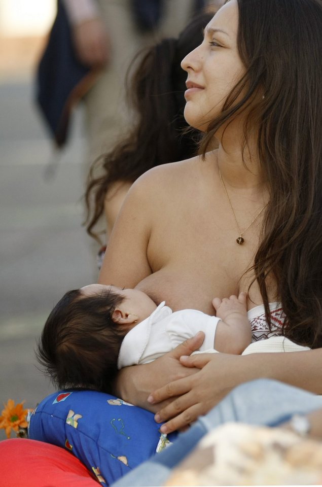  A Colombian mum provides an al fresco lunch for baby