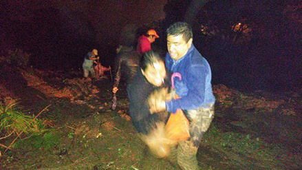  the Mayor of Huahuchinango Gabriel Alvarado Lorenzo (right) helps during the rescue of people affected by a landslide