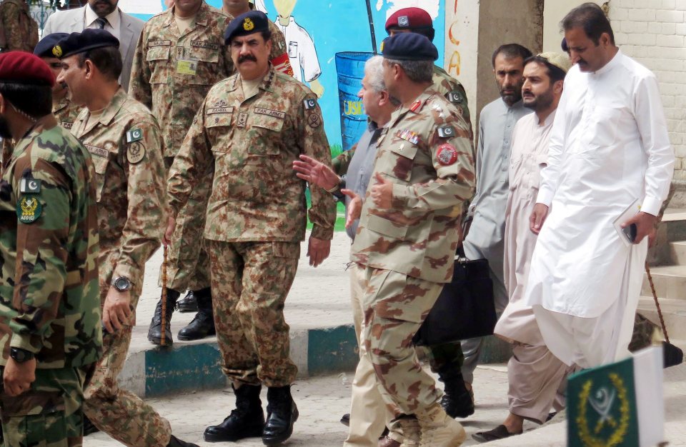  Pakistan's Army Chief, General Raheel Sharif visited the scene of the bomb blast