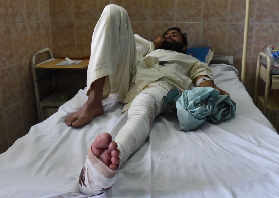  Pakistani victims injured in a suicide bombing are treated at a hospital in Quetta