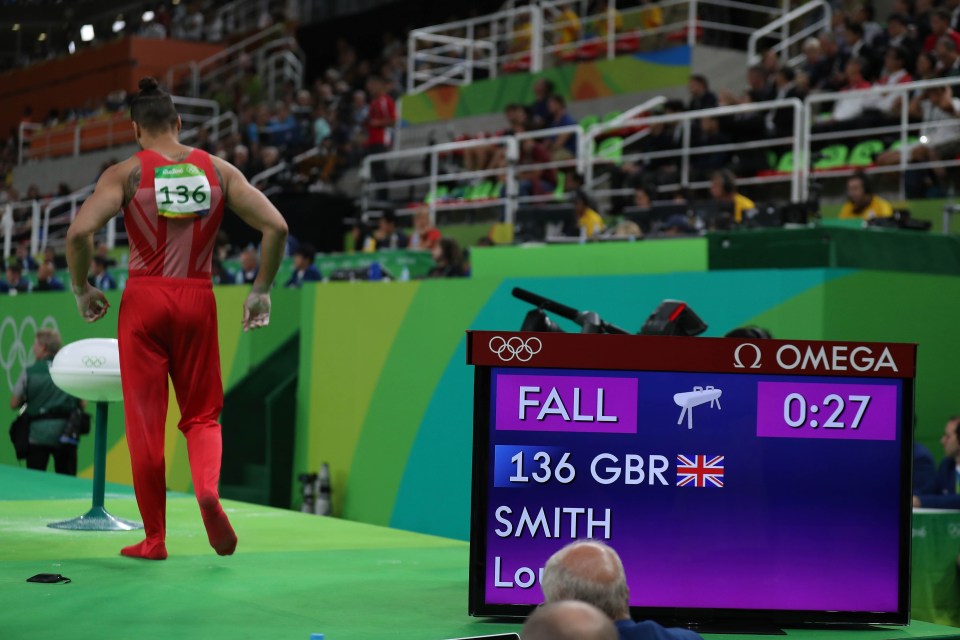  The moment Louis Smith and Team GB's medal hopes ended as he fell off