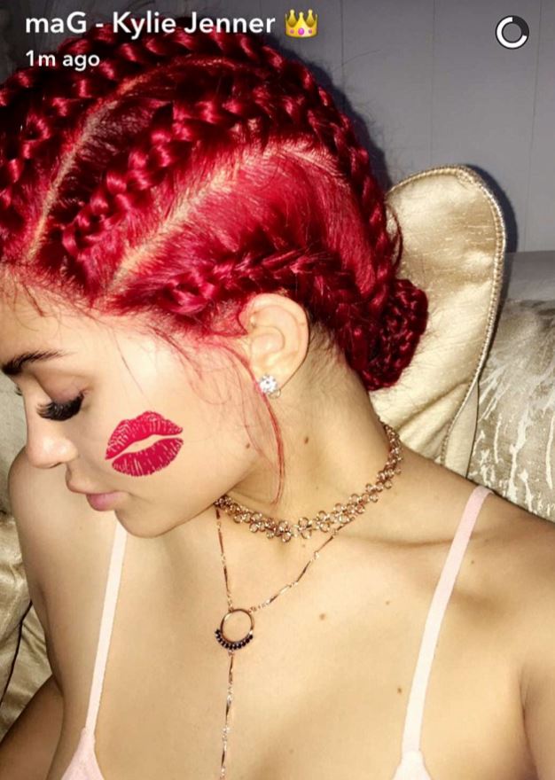  Kylie Jenner showed off her new bright red hair