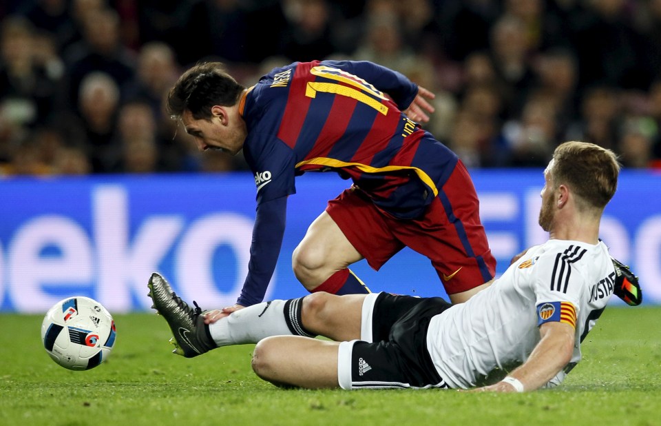 Mustafi tackles Barcelona's Messi