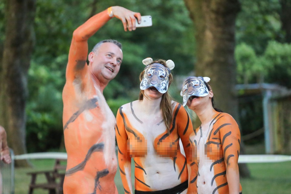 A man bags a cheeky selfie with two tigresses