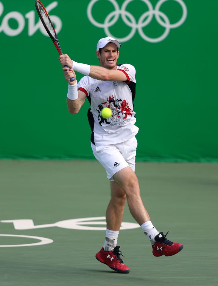 Murray smokes a backhand on the way to his straight sets victory