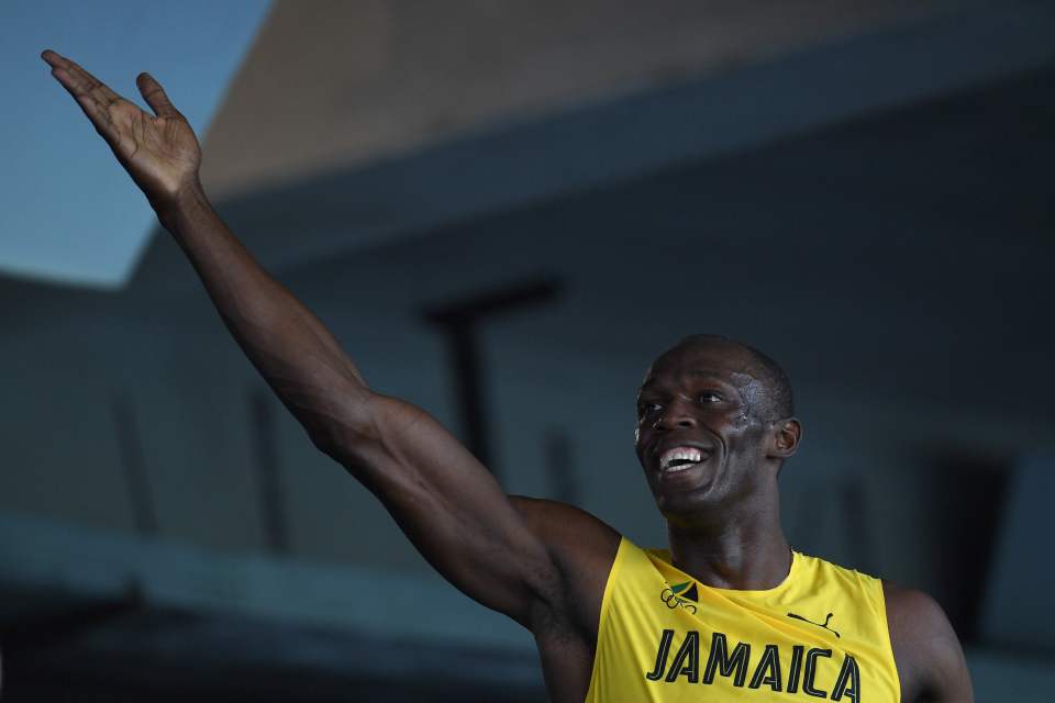 The world-record holder salutes the Rio crowd before getting under way