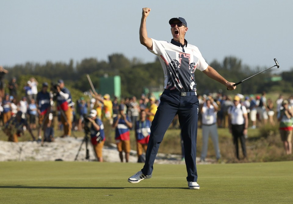 Justin Rose celebrates after winning gold in the men's individual stroke play final 