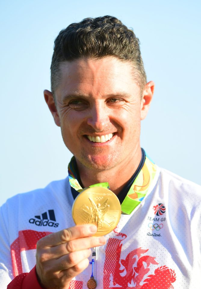  Britain's Justin Rose poses with his gold