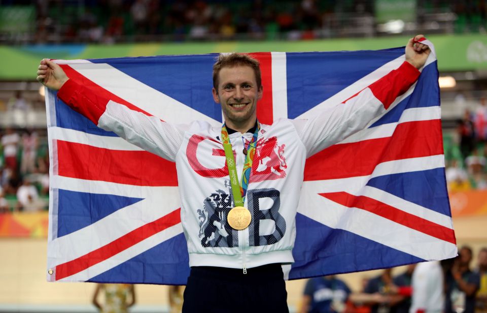  Jason Kenny poses with his gold medal