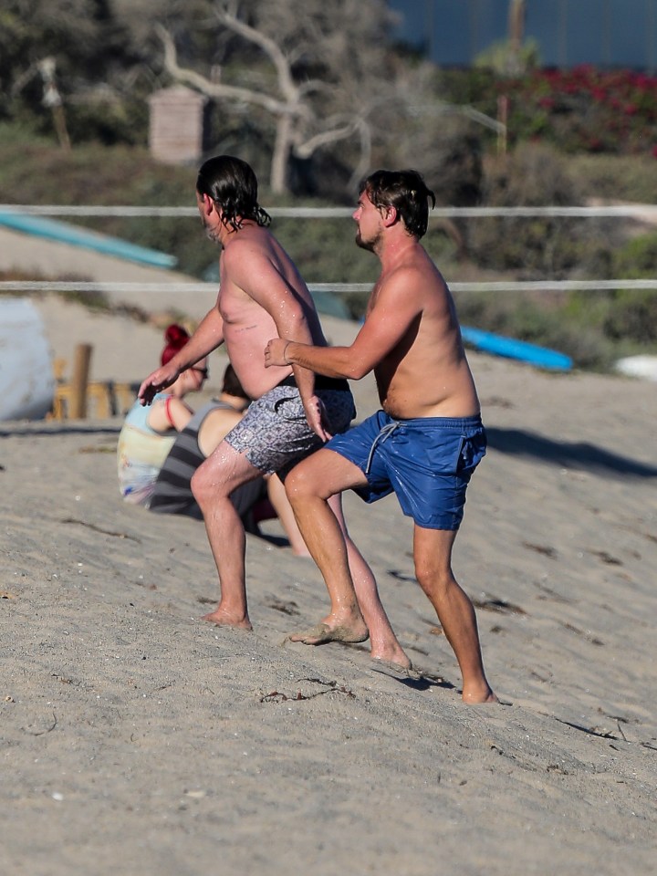 Leonardo Dicaprio & Nina Agdal Enjoy The Afternoon at The Beach With Tobey Maguire's Family