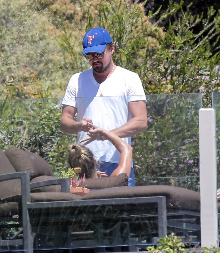 Leonardo Dicaprio & Nina Agdal Enjoy The Afternoon at The Beach With Tobey Maguire's Family