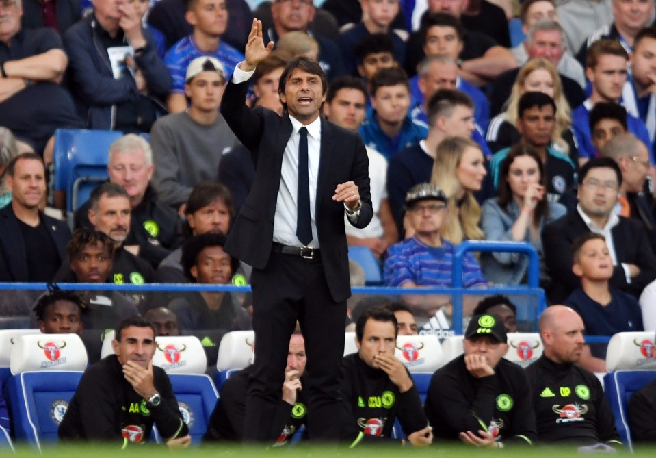  Antonio Conte gives orders from the sidelines on his Chelsea debut