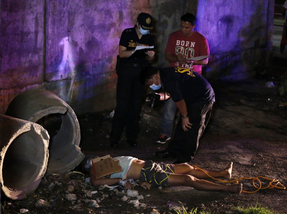  Horrific scenes ... dealer killed in the streets of Manila as the government continues with its reign of terror