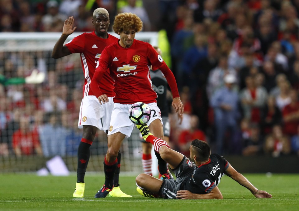  Marouane Fellaini is set to be handed a new Manchester United contract