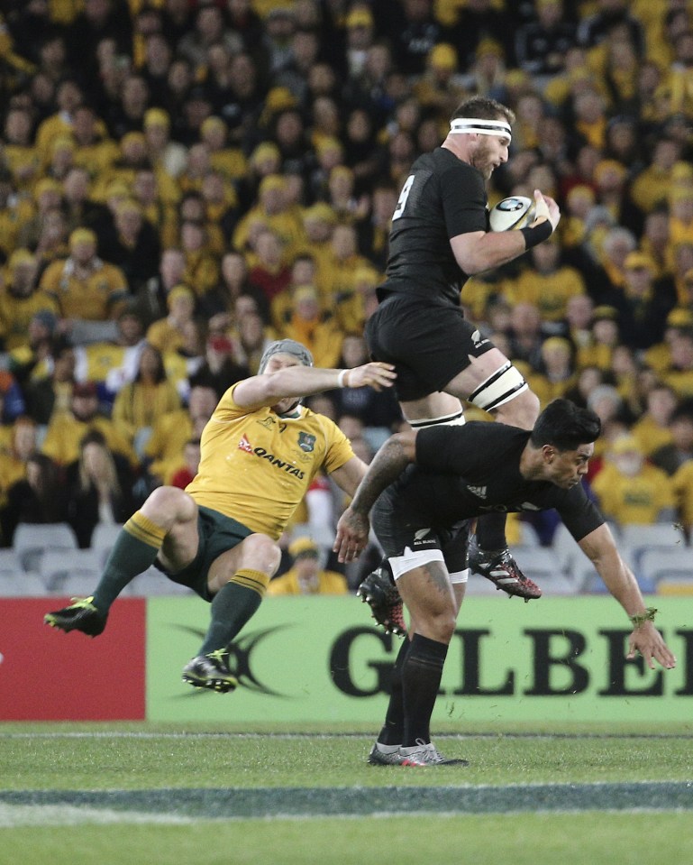  David Pocock (L) could not stop Kieran Read and Co