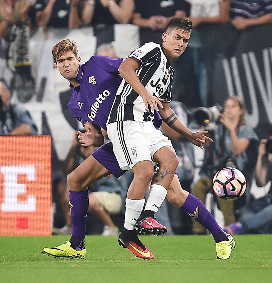 epa05502824 Juventus' Paulo Dybala (R) and Fiorentina's Marcos Alonso in action during the Italian Serie A soccer match Juventus FC vs ACF Fiorentina at Juventus Stadium in Turin, Italy, 20 August 2016. EPA/ALESSANDRO DI MARCO