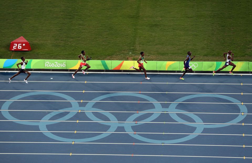  Mo Farah sprints for 5,000 metres gold in the Rio Olympic Stadium